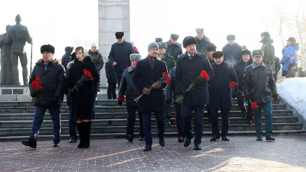 Виктор Томенко возложил цветы к Мемориалу Славы в честь юбилея победы в Сталинградской битве Фото №2