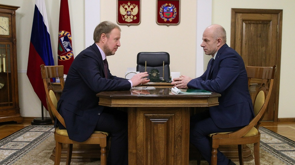 Виктор Томенко поручил новому главе Ярового решить проблему нехватки мусорных контейнеров Фото №1
