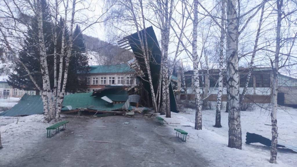 Виктор Томенко: кровлю школы в Алтайском районе восстановят в кратчайшие сроки Фото №1
