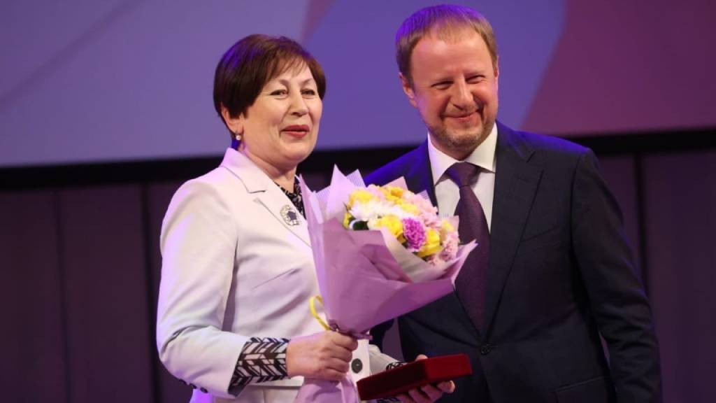 Глава региона Виктор Томенко вручил награды представительницам разных отраслей за профессионализм и наставничество Фото №2