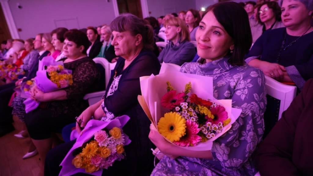 Глава региона Виктор Томенко вручил награды представительницам разных отраслей за профессионализм и наставничество Фото №3
