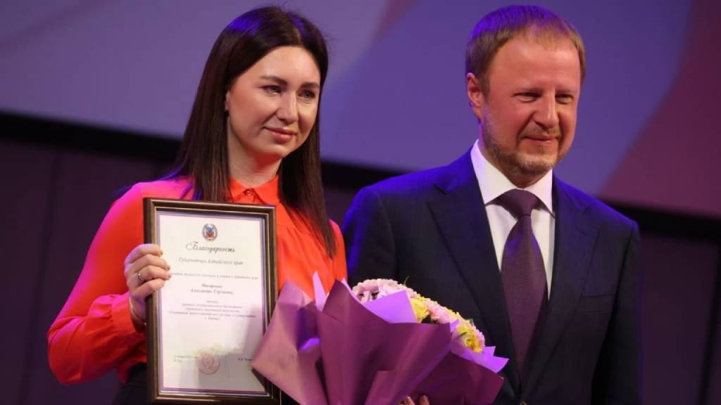 Глава региона Виктор Томенко вручил награды представительницам разных отраслей за профессионализм и наставничество Фото №1
