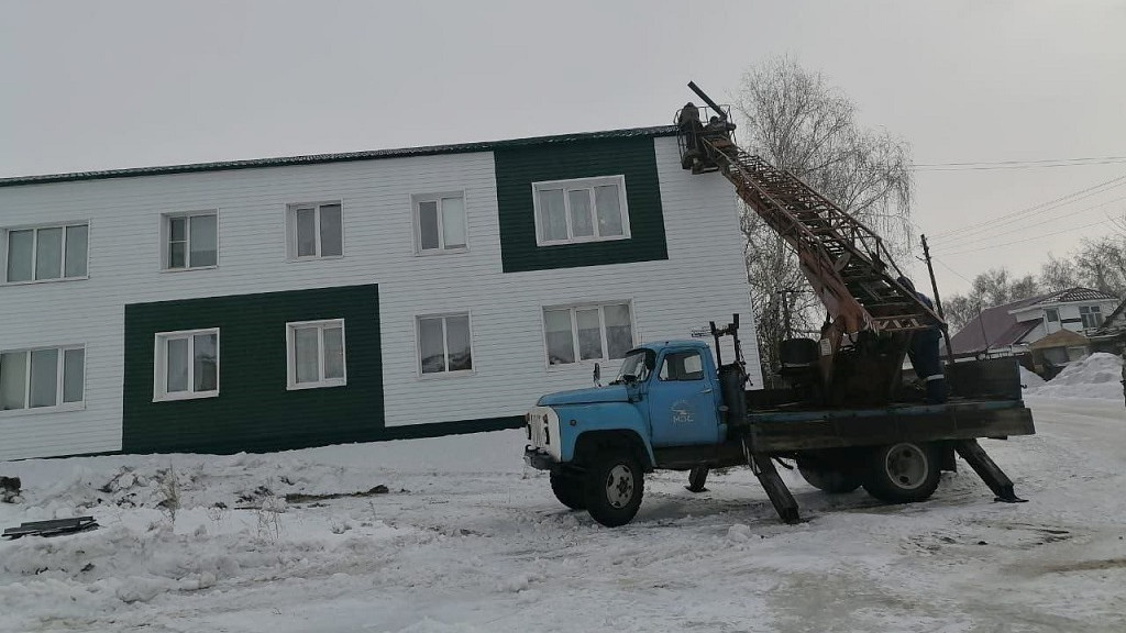 В Новичихинском районе восстановлена кровля многоквартирного дома, поврежденная ураганом Фото №1