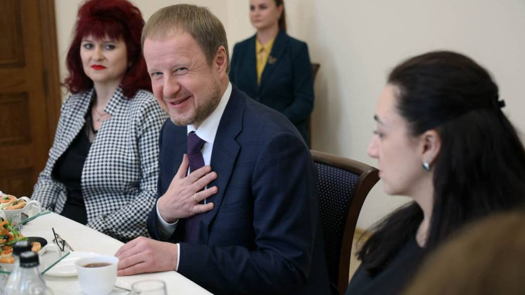 Виктор Томенко встретился с общественницами из Алтайского краевого отделения Союза женщин России и женами военнослужащих Фото №1