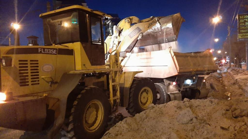 Дорожные службы Барнаула устраняют гололед Фото №1