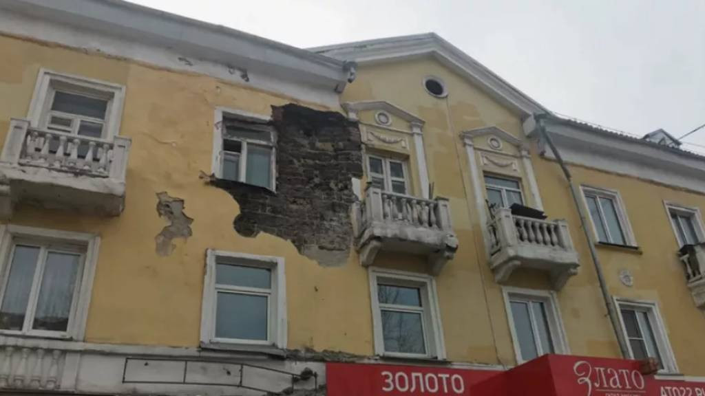 В Барнауле приведут в порядок дом, где обрушилась кирпичная кладка Фото №1