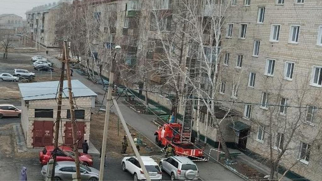 В Камне-на-Оби с помощью автолестницы эвакуировали бабушку с четвертого этажа Фото №1