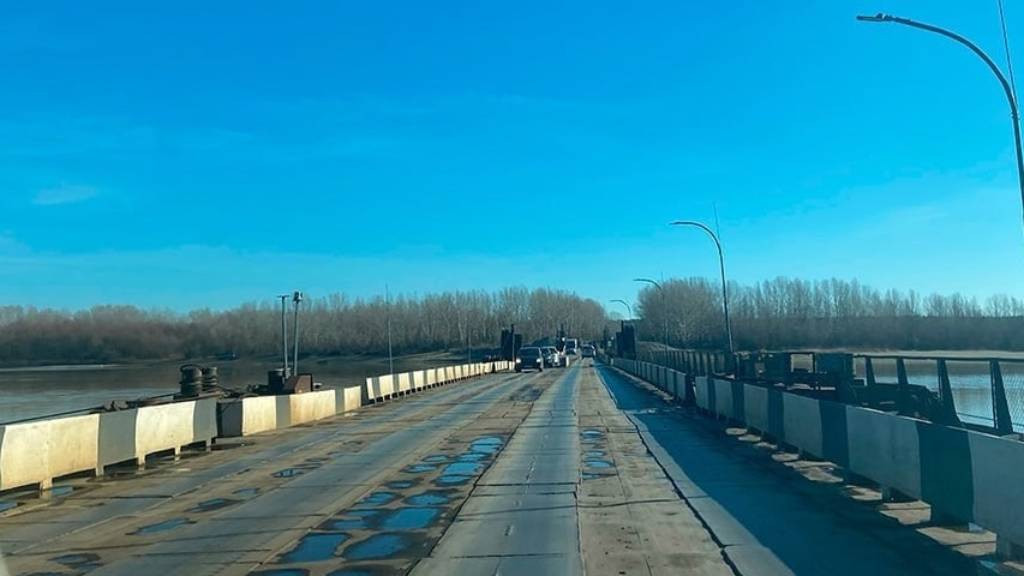 В Бийске возобновили движение по понтонному мосту Фото №1