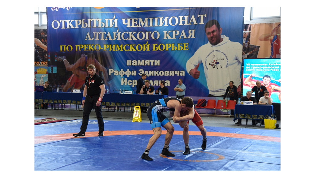 Более ста спортсменов приняли участие в чемпионате Алтайского края по греко-римской борьбе Фото №1