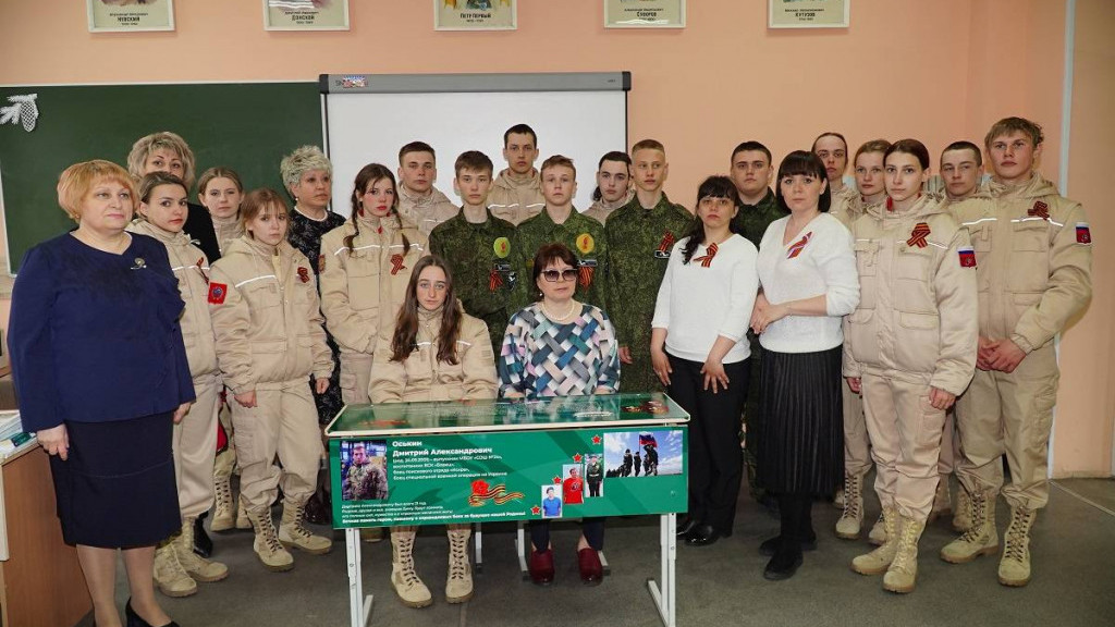 Парту Героя в честь участника спецоперации открыла «Единая Россия» в Барнауле Фото №1