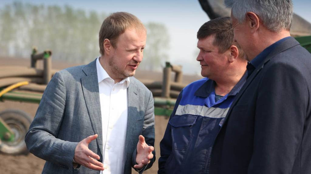 Губернатор Виктор Томенко побывал в Мамонтовском районе на спортивных объектах, а также оценил ход посевной Фото №3