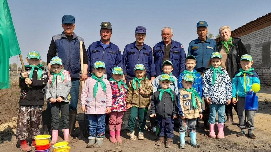 В Каменском районе детсадовцы и кот Василий заложили парк Фото №3