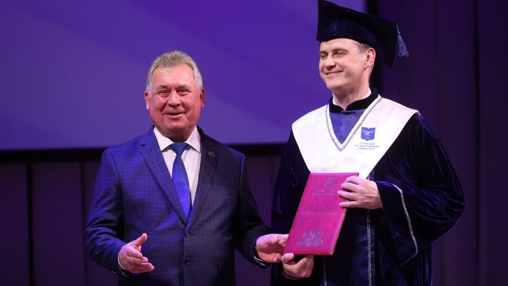 Председатель АКЗС Александр Романенко поздравил Алтайский госуниверситет c 50-летием Фото №1