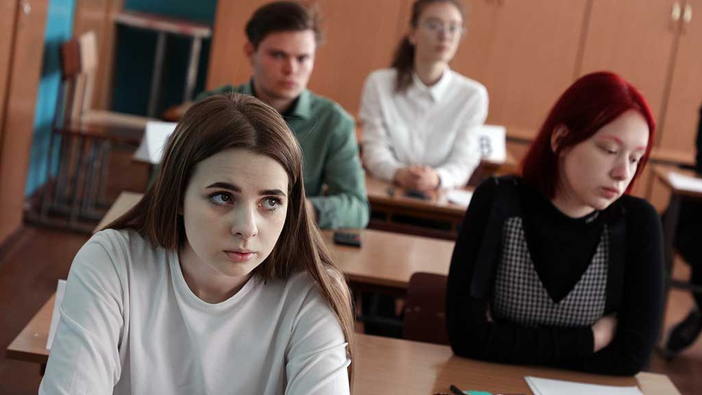 Свыше двух тысяч выпускников сдали первые ЕГЭ в Барнауле Фото №3