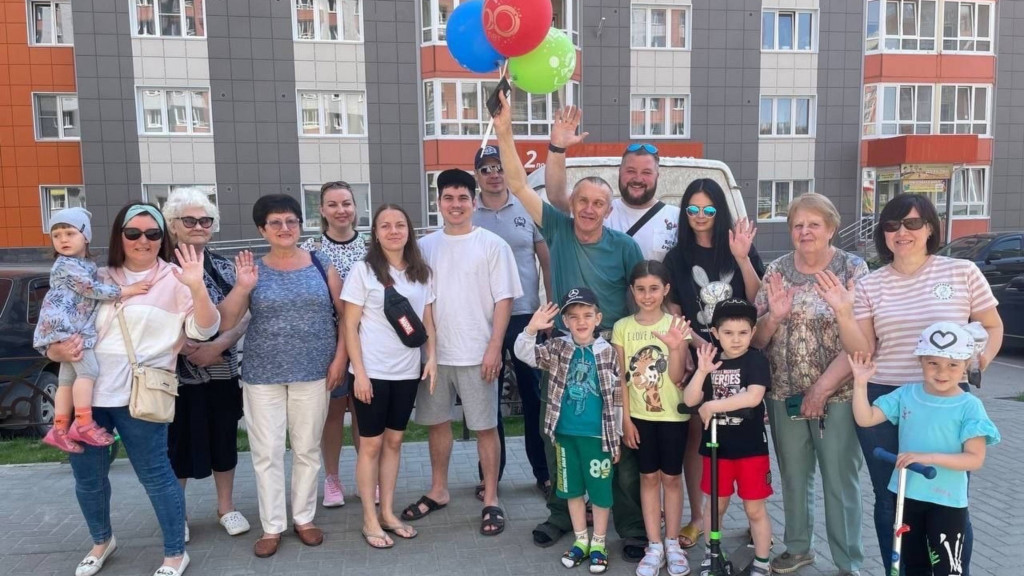 Жители барнаульской новостройки поздравили дворника с юбилеем Фото №1