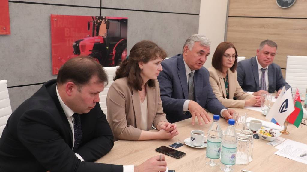 Алтайский край и Минский тракторный завод договорились о создании учебной базы для подготовки профильных кадров в регионе Фото №1