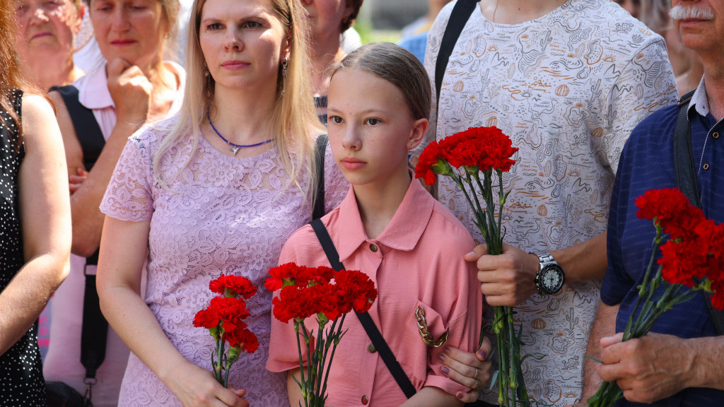 В Рубцовске в средней школе № 15 открыли мемориальную доску Герою России Олегу Шипицину Фото №1