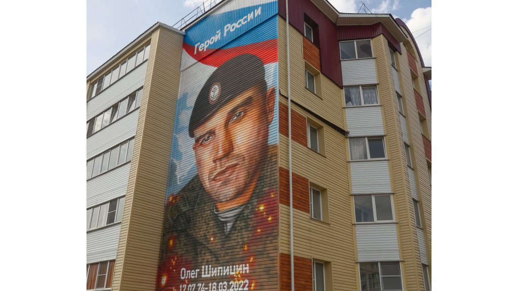 В Рубцовске в средней школе № 15 открыли мемориальную доску Герою России Олегу Шипицину Фото №3