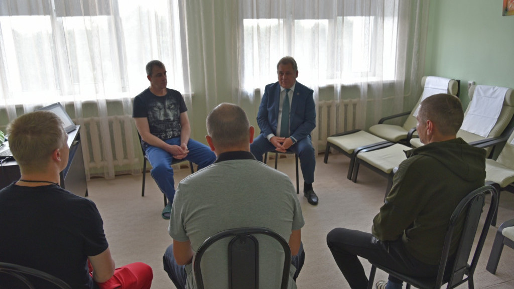 Александр Романенко встретился с участниками СВО в краевом госпитале ветеранов войн Фото №1