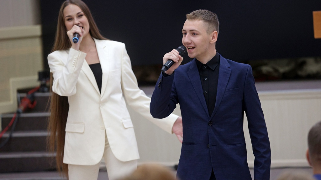 Губернатор Виктор Томенко встретился с лучшими выпускниками: «Алтайский край в вас нуждается!» Фото №3