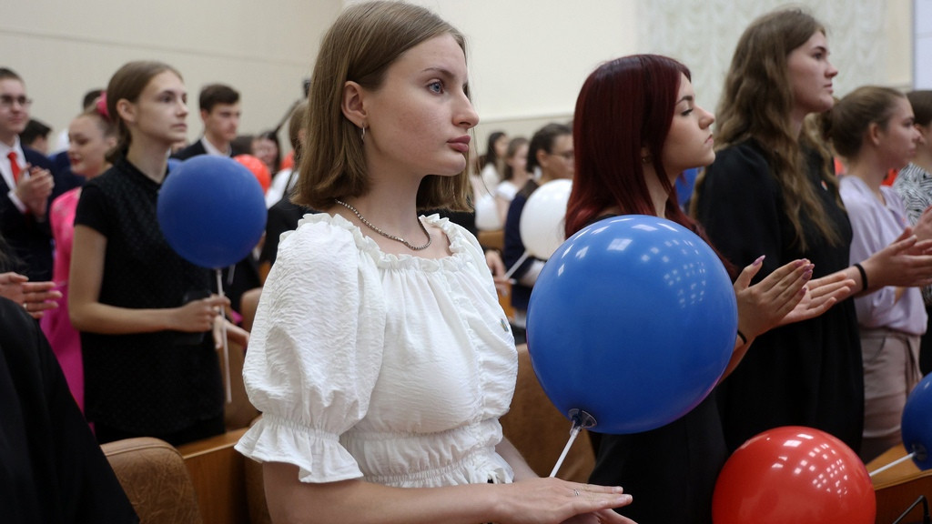 Губернатор Виктор Томенко встретился с лучшими выпускниками: «Алтайский край в вас нуждается!» Фото №10