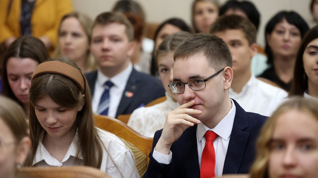 Губернатор Виктор Томенко встретился с лучшими выпускниками: «Алтайский край в вас нуждается!» Фото №2