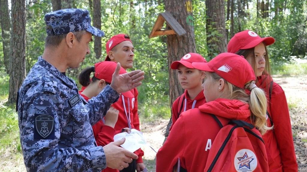 Участники профильной детской смены «Юный росгвардеец», прошедшей в Барнауле, узнали о навыках спецназовцев Фото №3