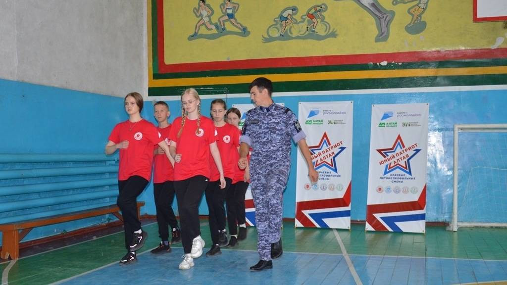 Участники профильной детской смены «Юный росгвардеец», прошедшей в Барнауле, узнали о навыках спецназовцев Фото №5