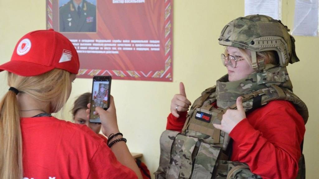 Участники профильной детской смены «Юный росгвардеец», прошедшей в Барнауле, узнали о навыках спецназовцев Фото №1