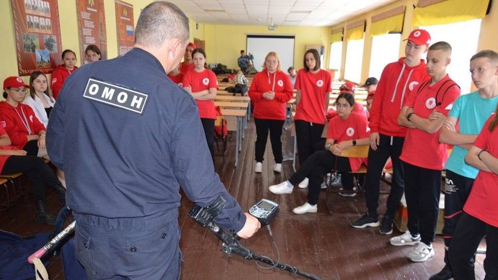 Участники профильной детской смены «Юный росгвардеец», прошедшей в Барнауле, узнали о навыках спецназовцев Фото №2