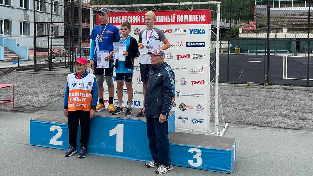 Евгений Беспаликов в центре