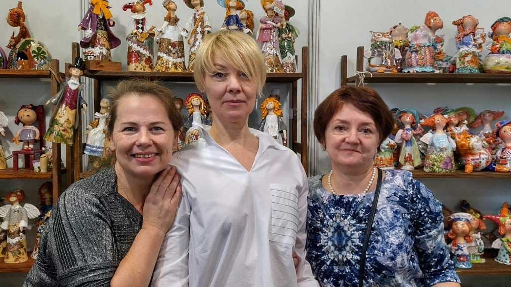 Смоленские барышни. В художественной галерее Барнаула проходит выставка керамики в технике майолики Фото №1