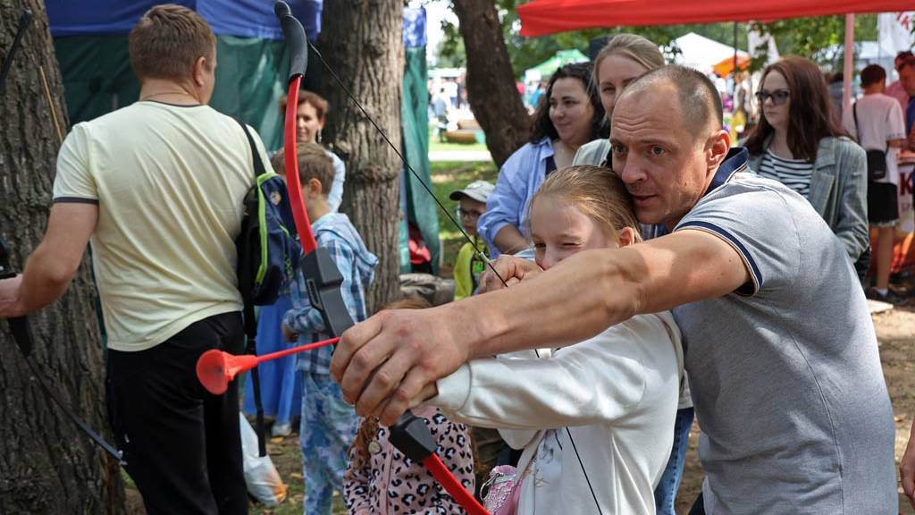 Губернатор Виктор Томенко вместе с Вячеславом Фетисовым отведали на гастрофестивале алтайские продукты Фото №4