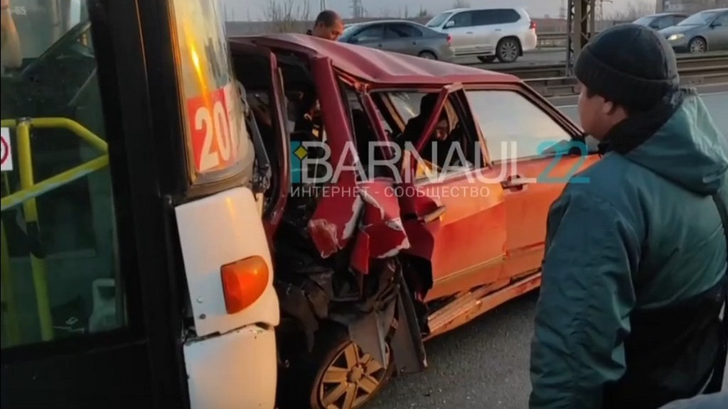 Три человека пострадали в Барнауле в ДТП с автобусом Фото №1