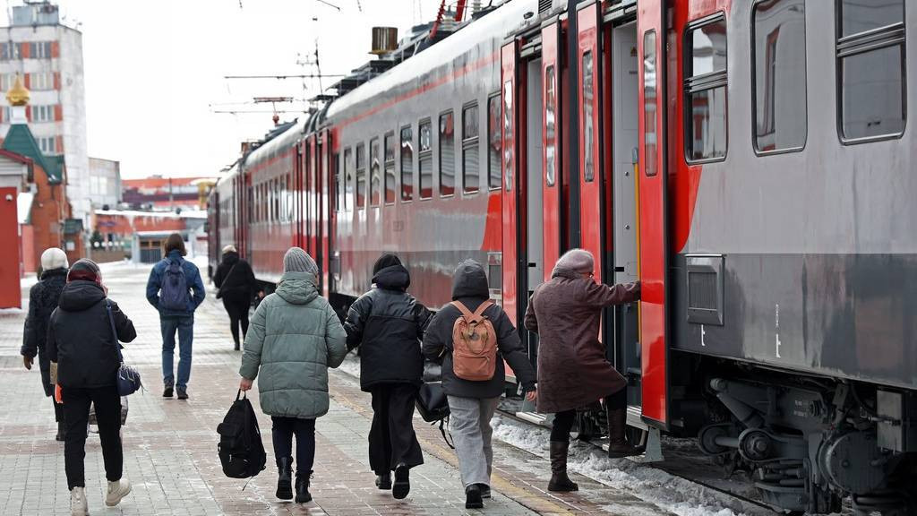 В Алтайском крае два пригородных поезда работают по новому графику Фото №1