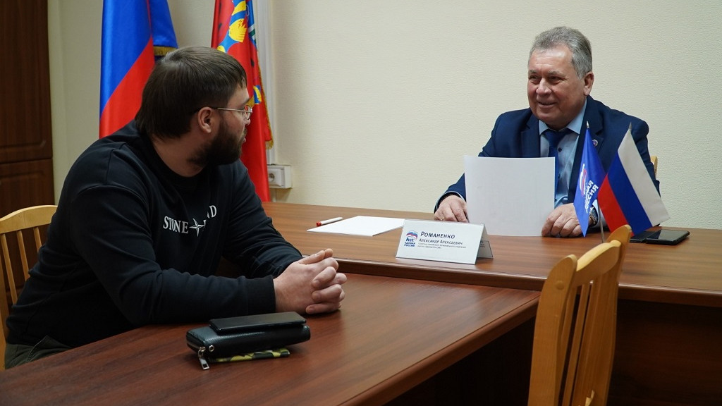 Александр Романенко помогает добровольцу стать оператором беспилотника Фото №1