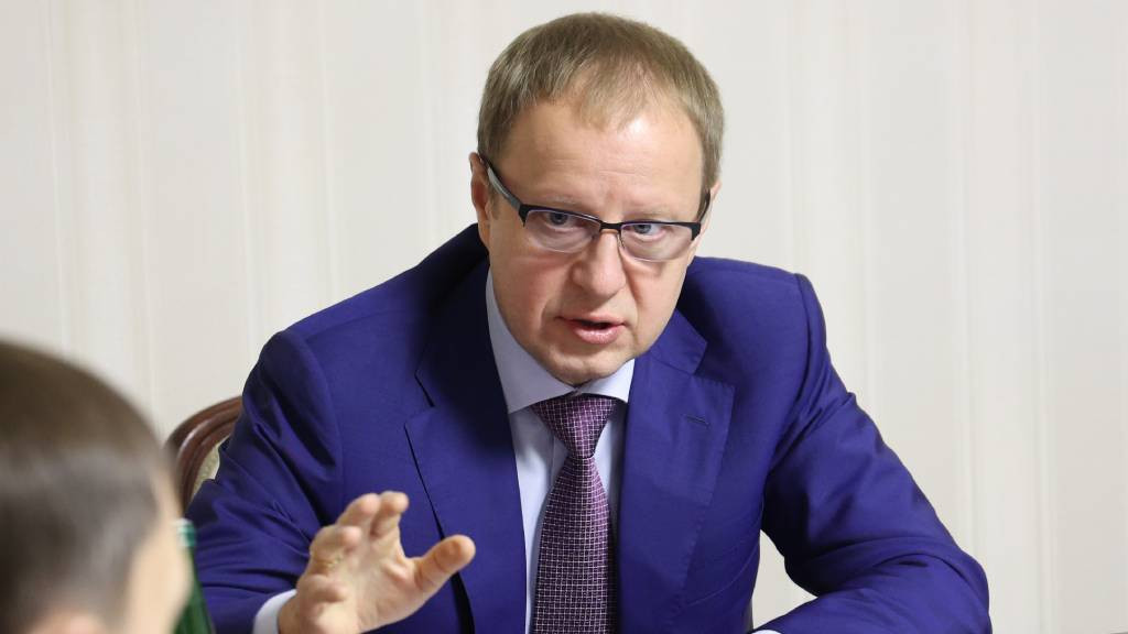 На прямой линии Виктор Томенко рассказал о дефиците кадров в здравоохранении Фото №1