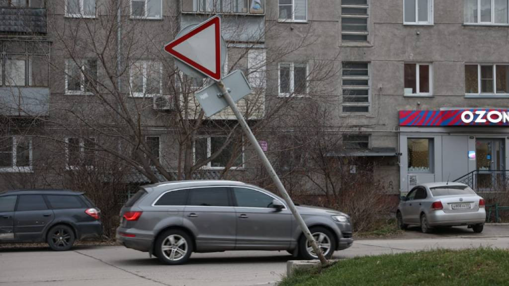 В Госавтоинспекции Алтайского края обратились к водителям в связи с непогодой Фото №1