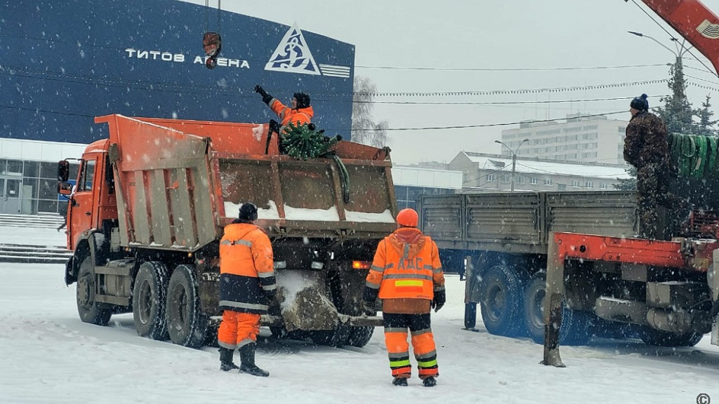В Барнауле начали возводить новогодний городок Фото №1