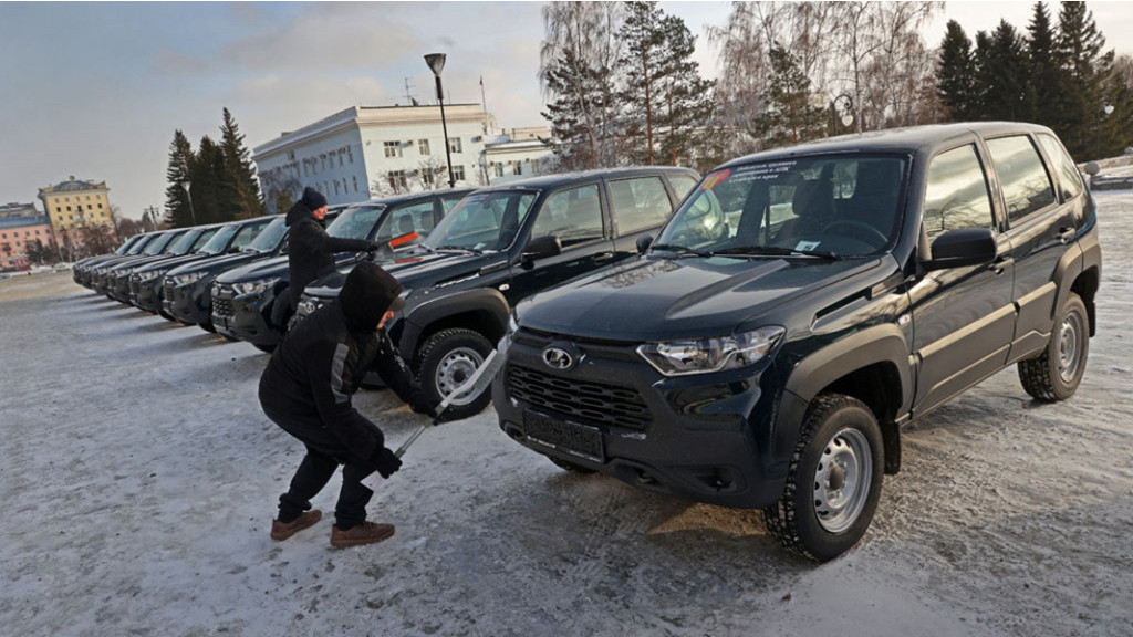 Намолотили на машину: как проходило вручение автомобилей лучшим алтайским аграриям Фото №4
