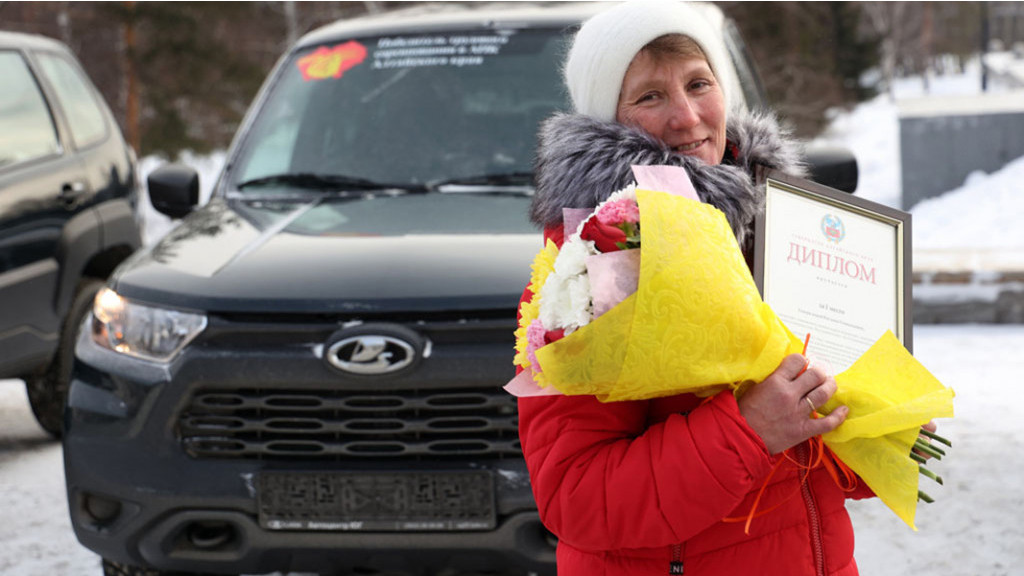 Намолотили на машину: как проходило вручение автомобилей лучшим алтайским аграриям Фото №1