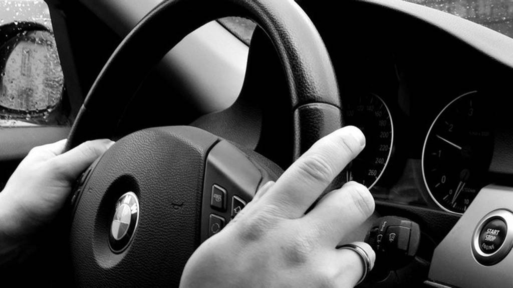 На алтайской трассе погиб водитель легкового автомобиля, который врезался в стоящую фуру Фото №1