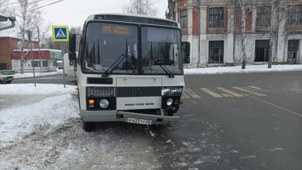 В Бийске пассажирский автобус столкнулся с легковушкой Фото №2