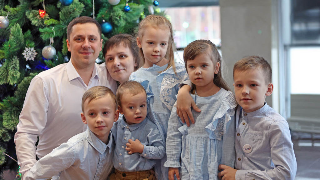 36 алтайских семей отметили дипломами краевой эстафеты «Согрей теплом родительского сердца» Фото №1