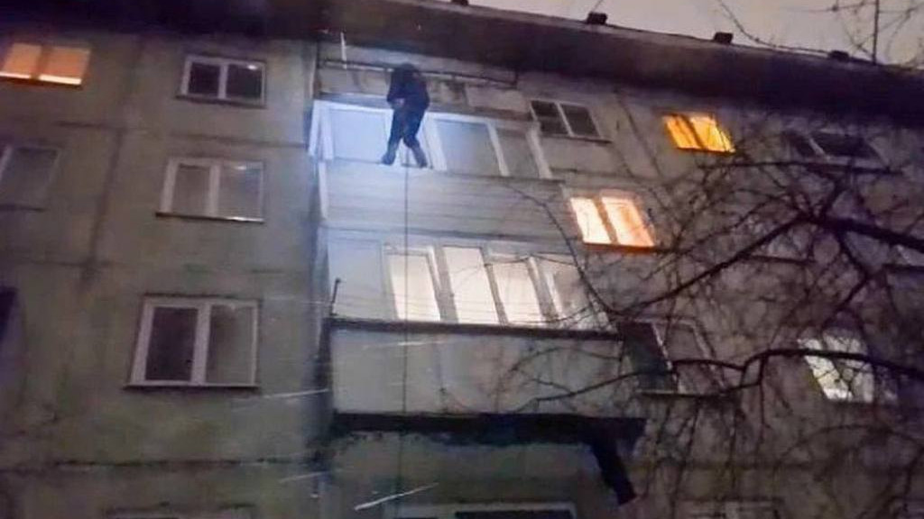 В Барнауле спасатели помогли пенсионерке, спустившись на ее балкон с крыши Фото №1