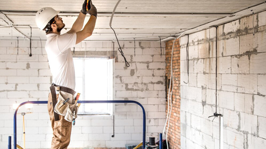 Фото: https://www.freepik.com/free-photo/electrician-installer-with-tool-his-hands-working-with-cable-construction-site_10489139
