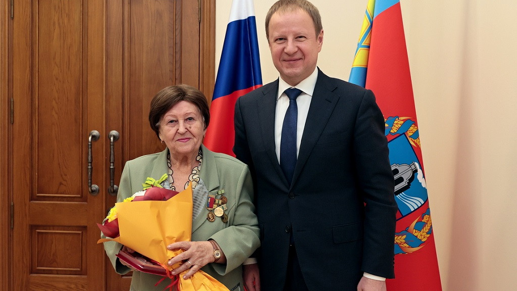 Виктор Томенко вручил первым жителям края почетный знак «В честь 80-летия полного освобождения Ленинграда от фашистской блокады» Фото №1