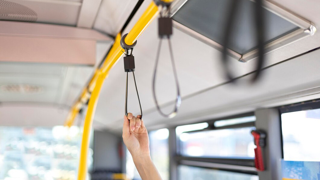 Фото: https://www.freepik.com/free-photo/close-up-passenger-bus_14960735