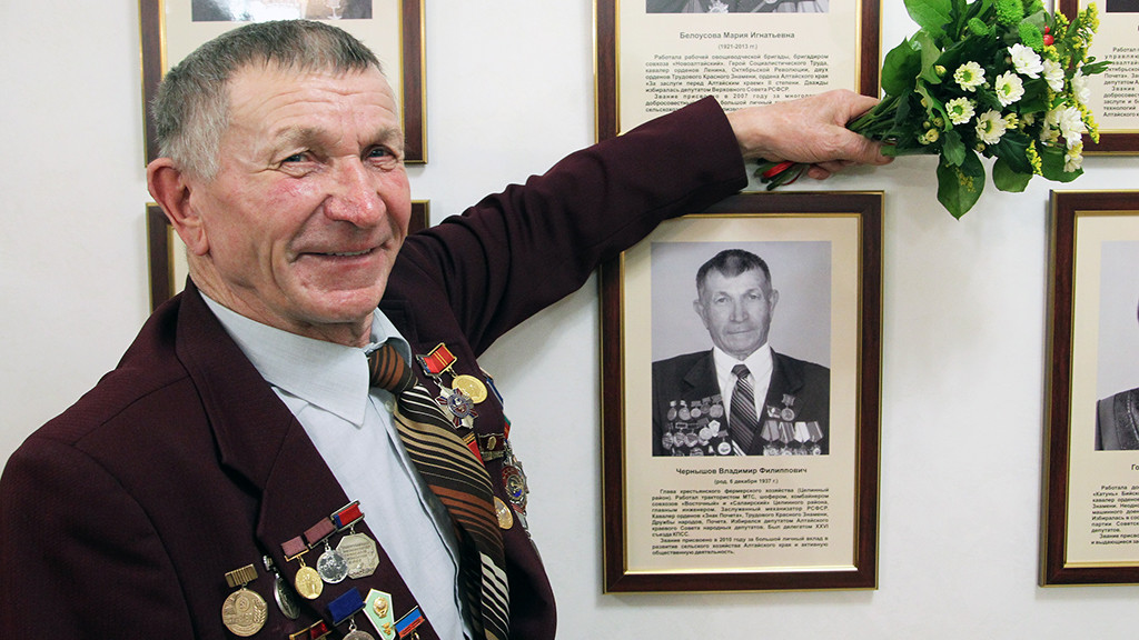 За спиной 55 уборочных кампаний. Как живет и трудится старейший механизатор России Фото №1