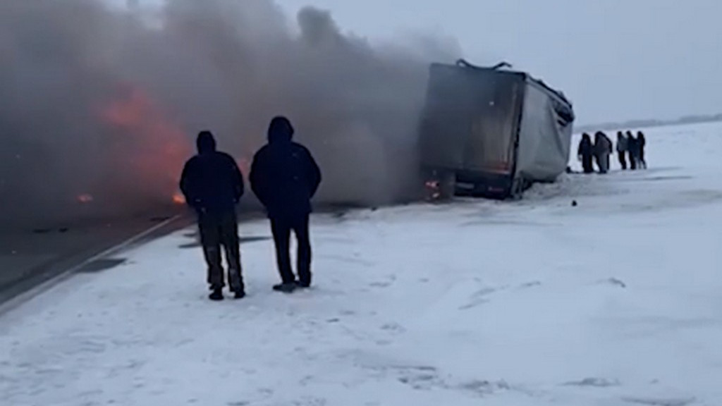На трассе в Новосибирской области произошло смертельное ДТП с участием трех фур Фото №1